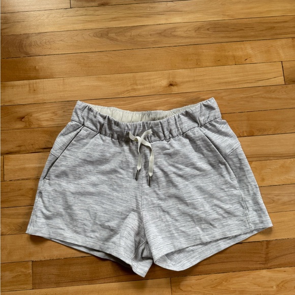 Lululemon Athletica On The Fly 2.5” Shorts - Picture 2 of 5